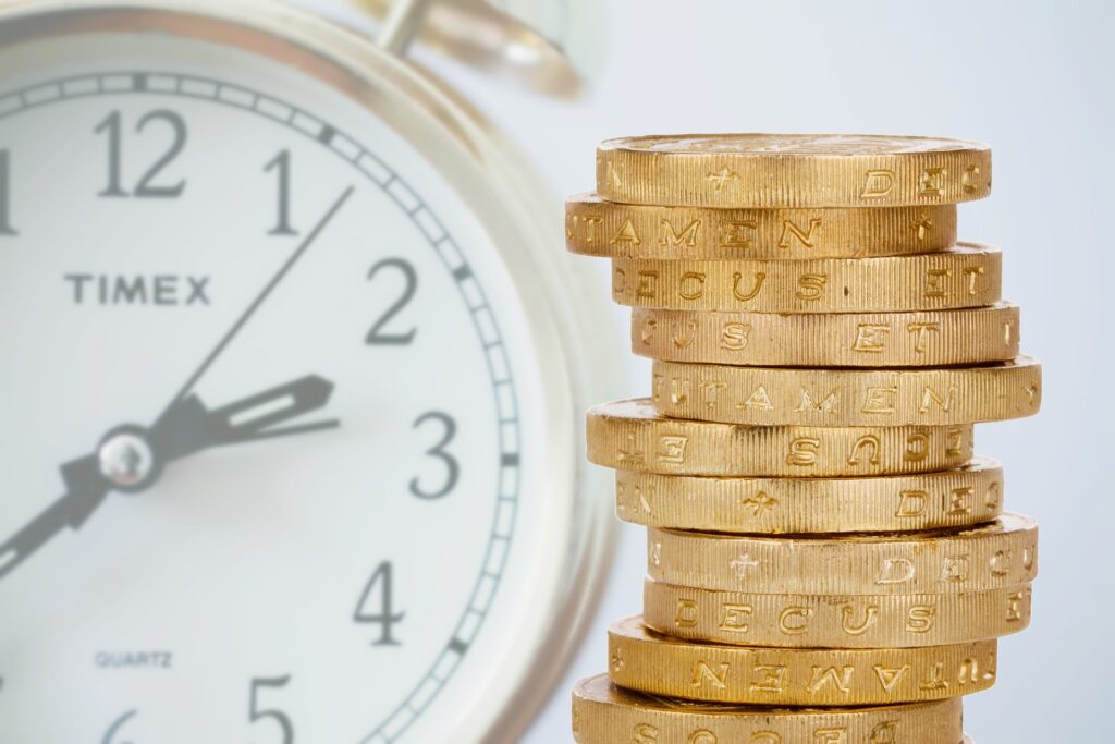 Eine Auslagerung der Lohnbuchhaltung kann Zeit und Geld sparen.